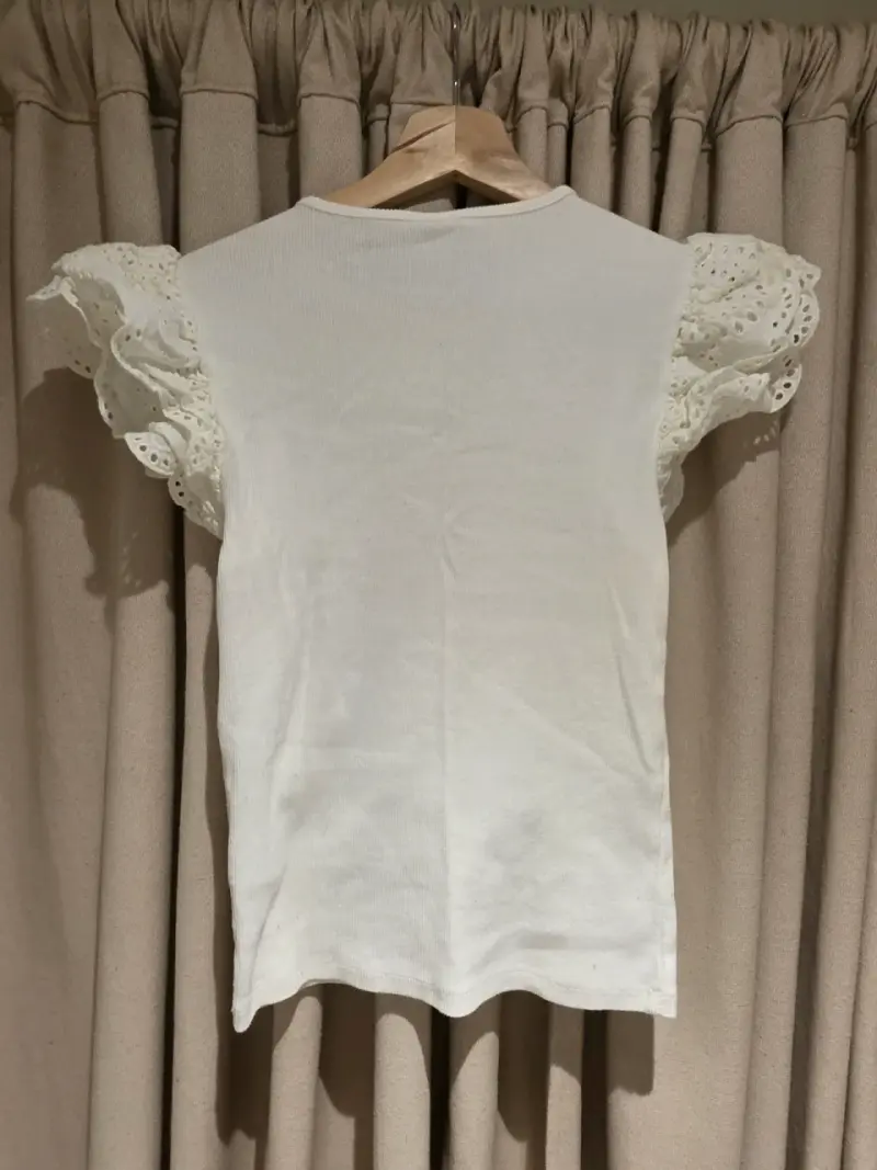 Polera blanca con mangas de volantes Elvi - 2