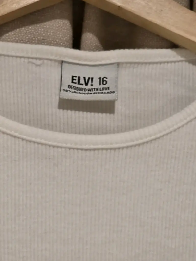 Polera blanca con mangas de volantes Elvi - 3