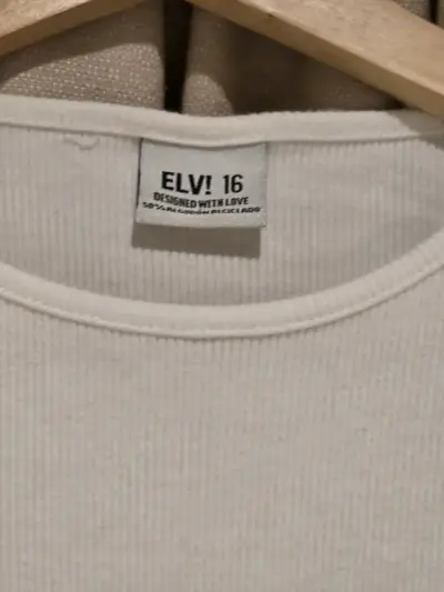Polera blanca con mangas de volantes Elvi - miniatura 3