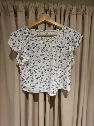 Blusa floral blanca con volantes Index - miniatura 1