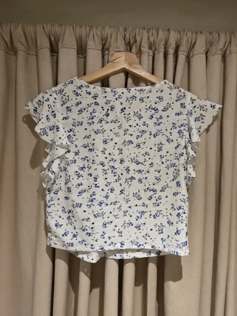 Blusa floral blanca con volantes Index - 2