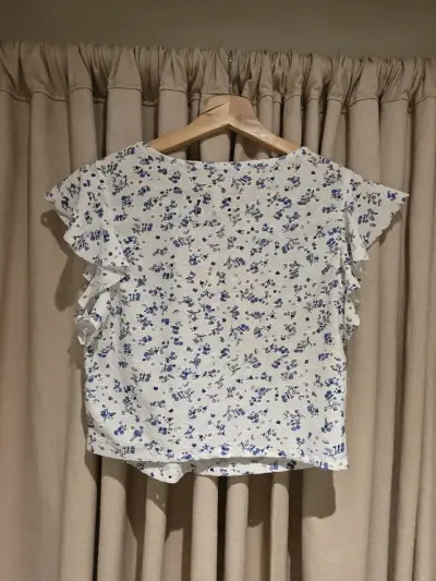 Blusa floral blanca con volantes Index - miniatura 2
