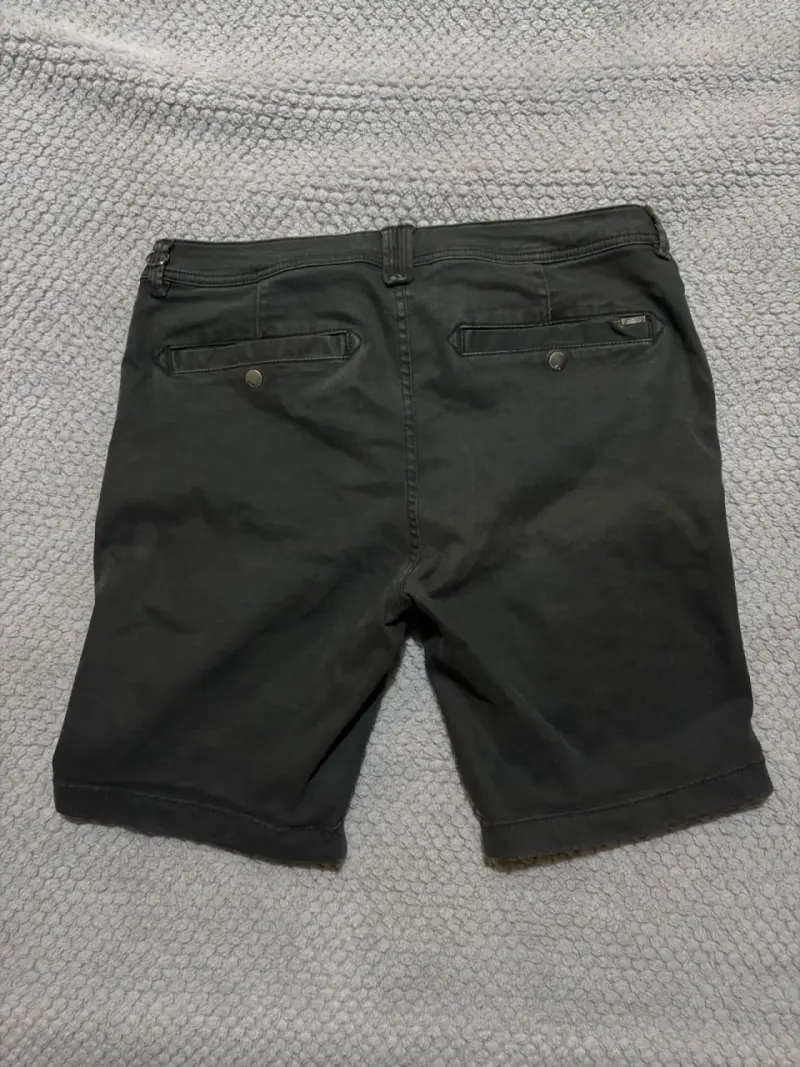 Bermudas de hombre color negro estilo casual - 2