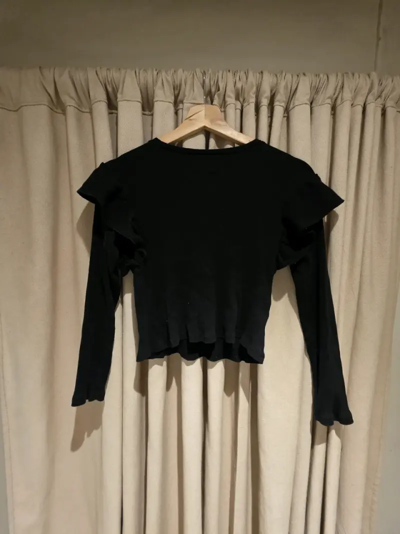 Polera negra con volantes para niña Zara - 1