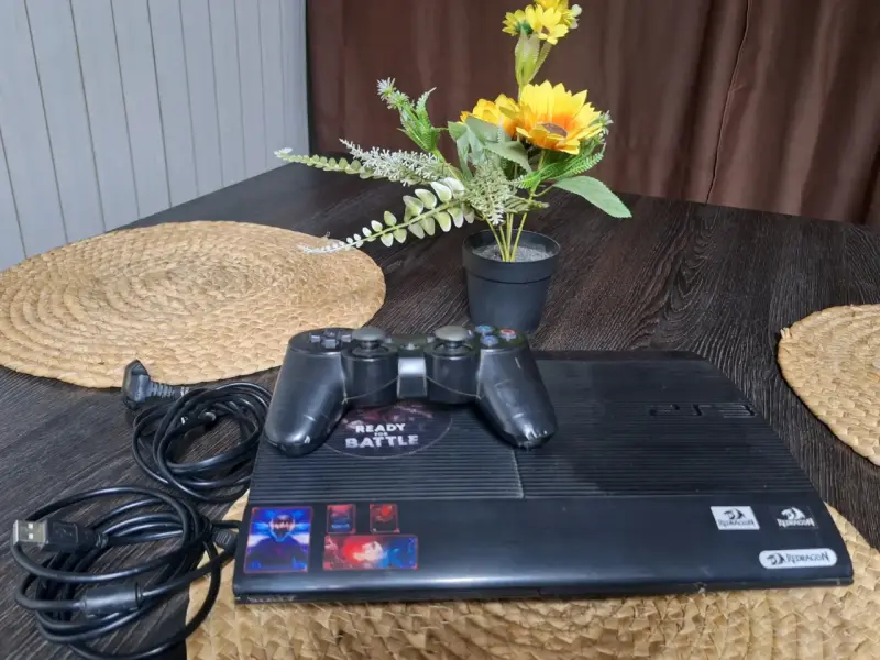 Consola de videojuegos PS3 con control y cables