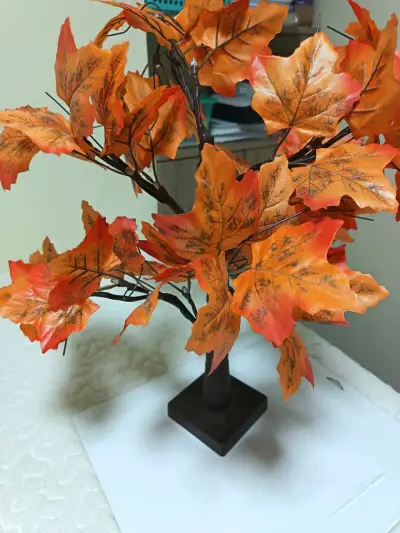 Árbol decorativo de hojas otoñales - miniatura 1