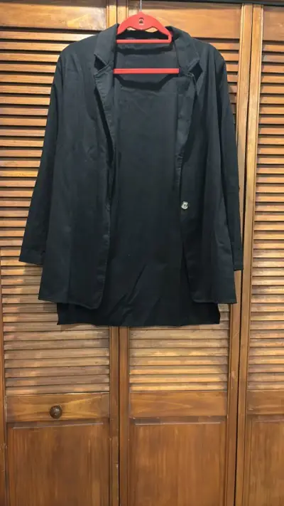 Blazer negro para mujer con botón decorativo - miniatura 1