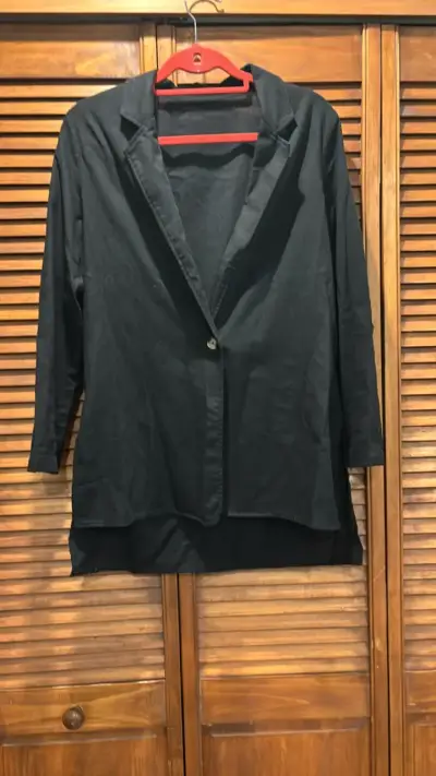Blazer negro para mujer con botón decorativo - miniatura 3