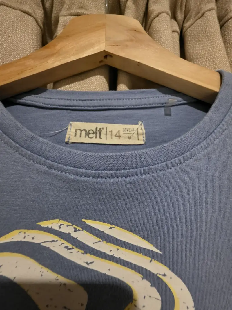 Polera azul con diseño gráfico Melt 14 - 3