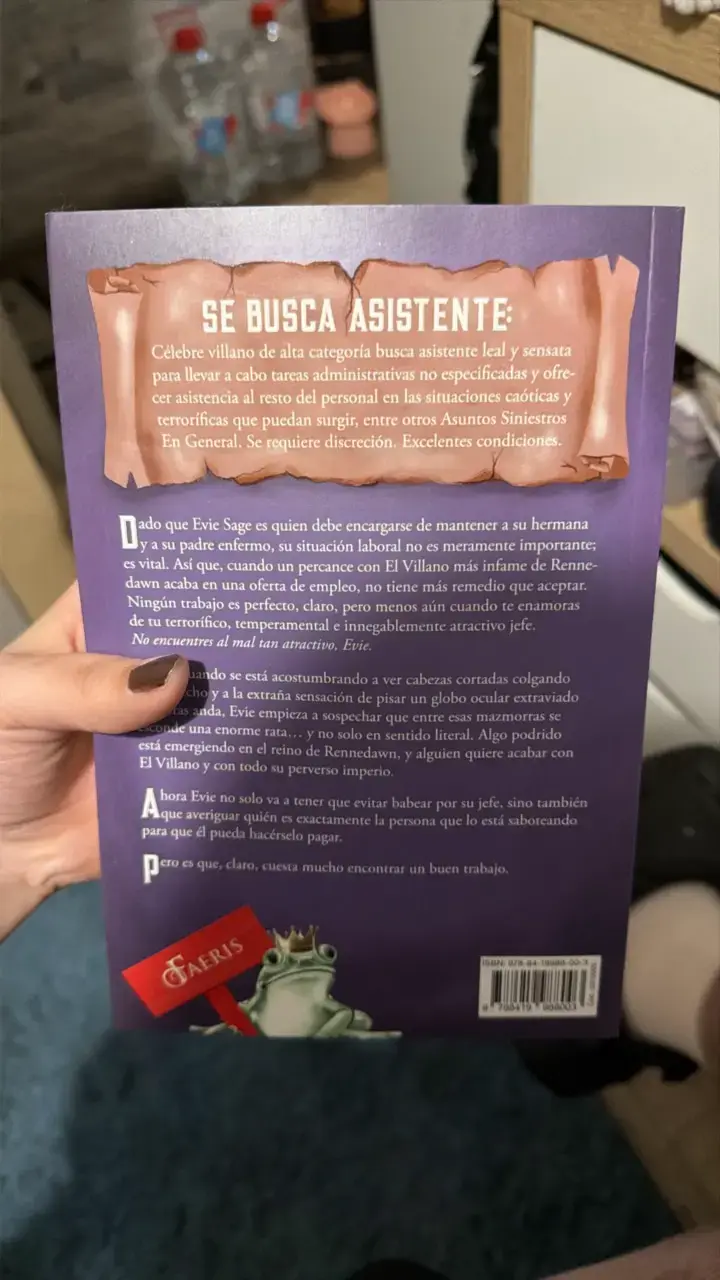 'Asistente del Villano' de Hannah Nicole Maeh - 2