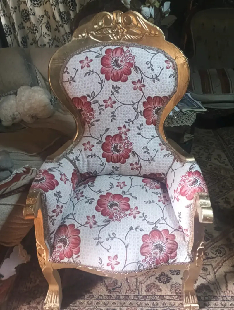 Sillón vintage con tapiz floral y detalles dorados - 1