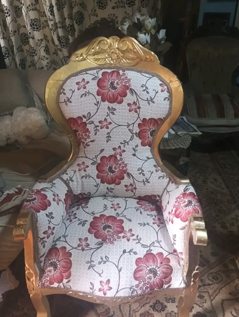 Sillón vintage con tapiz floral y detalles dorados - 2