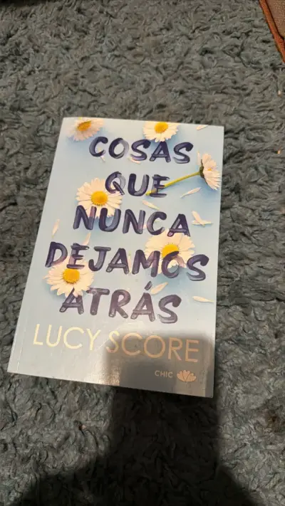 'Cosas Que Nunca Dejamos Atrás' de Lucy Score - miniatura 1