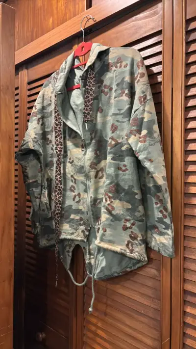 Chaqueta camuflada con capucha y detalles de leopardo - miniatura 1