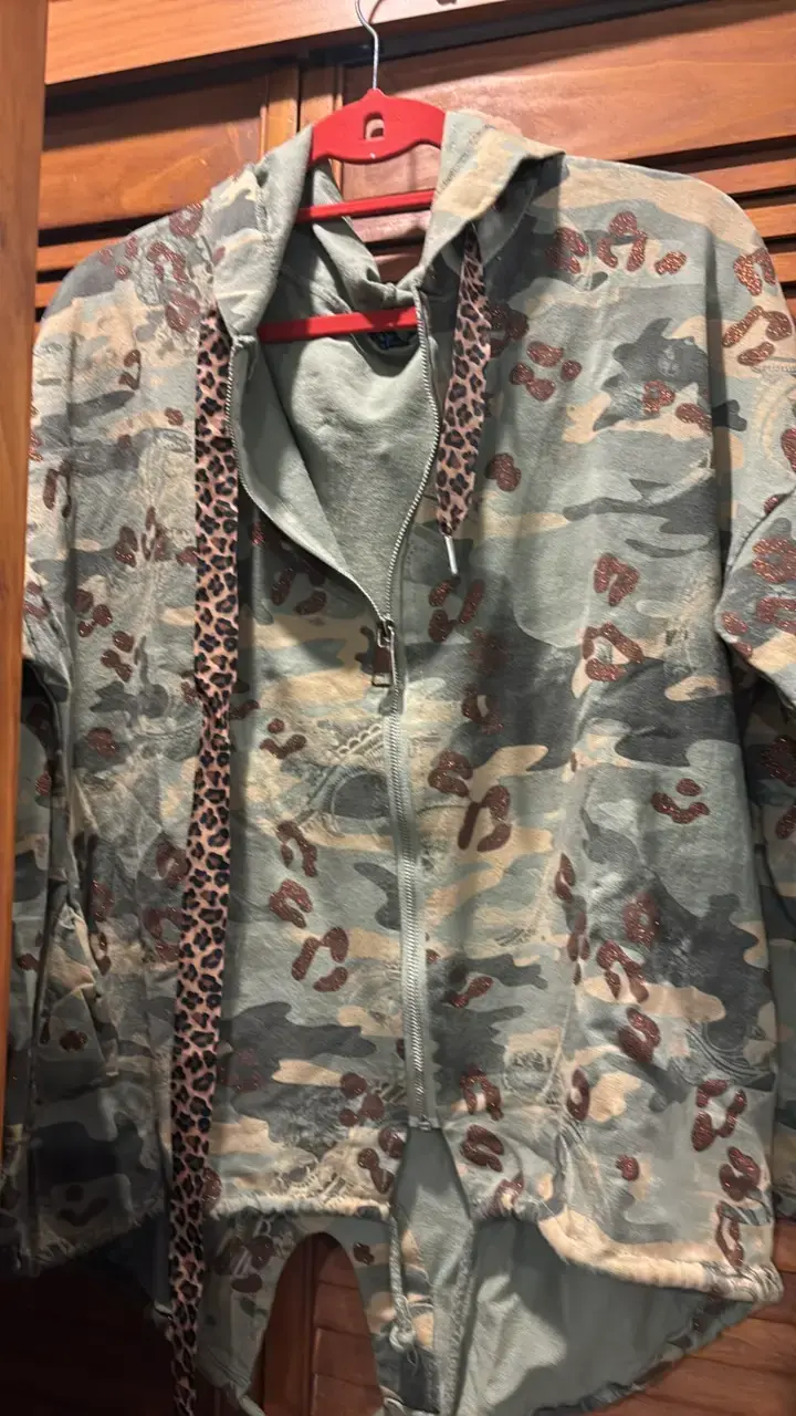 Chaqueta camuflada con capucha y detalles de leopardo - 2