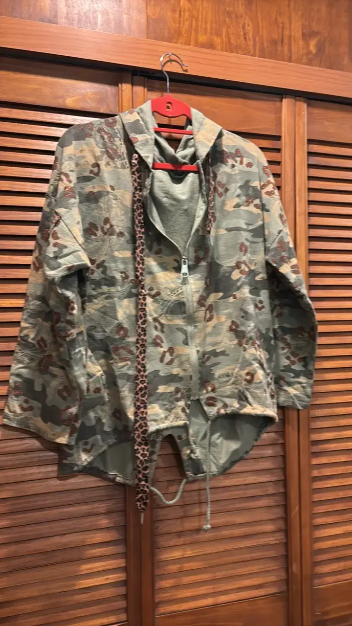 Chaqueta camuflada con capucha y detalles de leopardo - 3