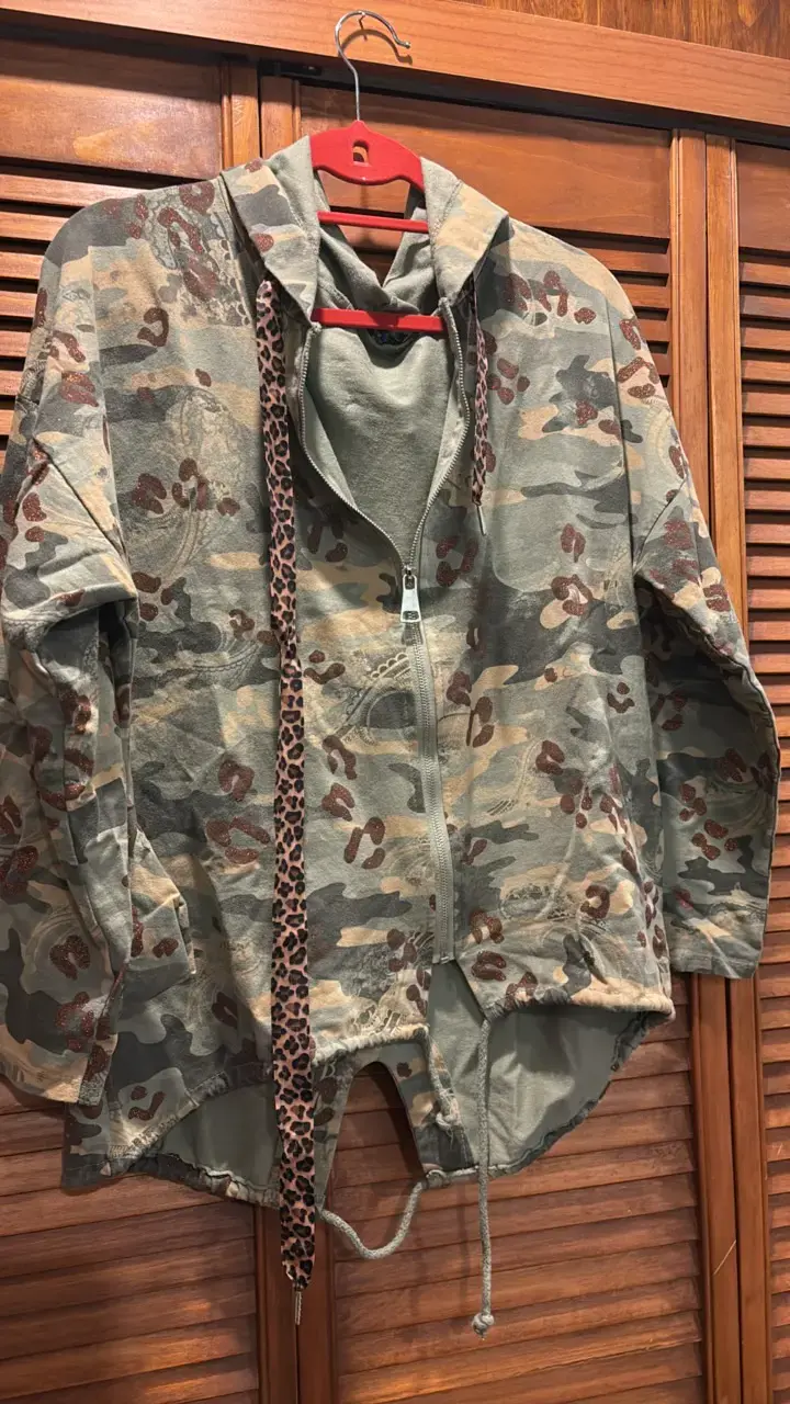 Chaqueta camuflada con capucha y detalles de leopardo - 4