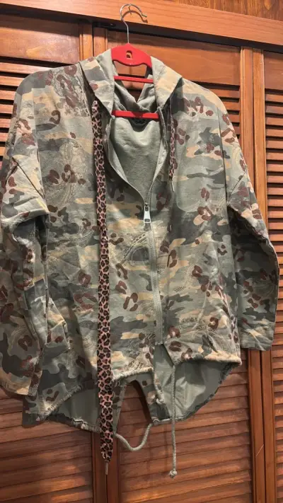 Chaqueta camuflada con capucha y detalles de leopardo - miniatura 4