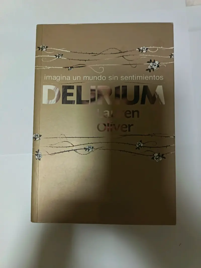 Libro Delirium de Lauren Oliver en buen estado - 1