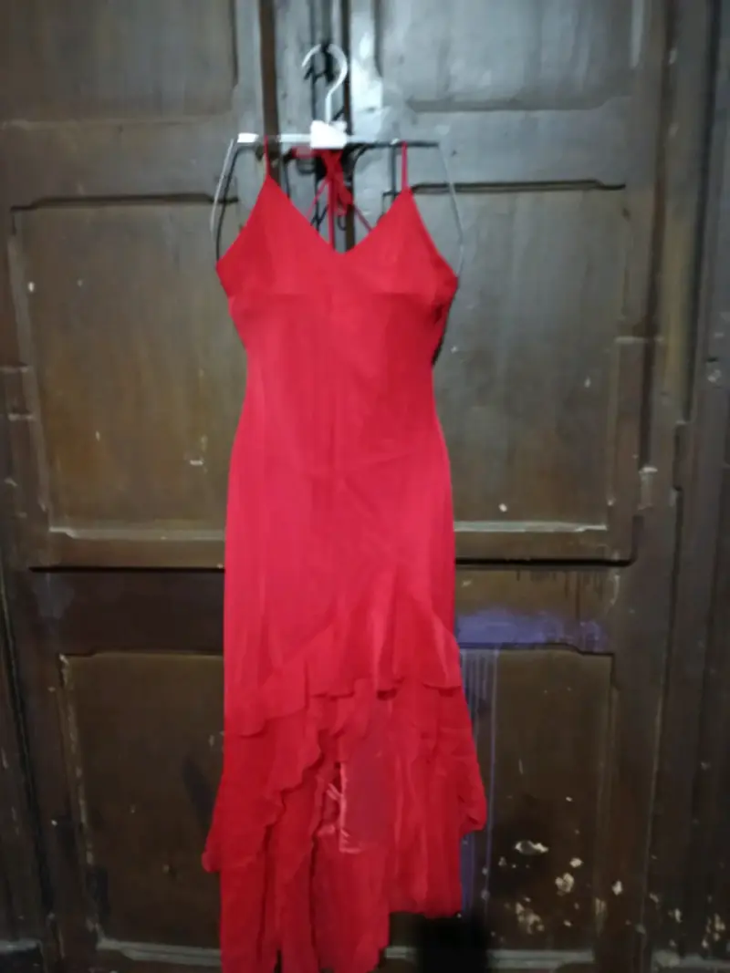 Vestido largo rojo con tirantes y volantes - 1