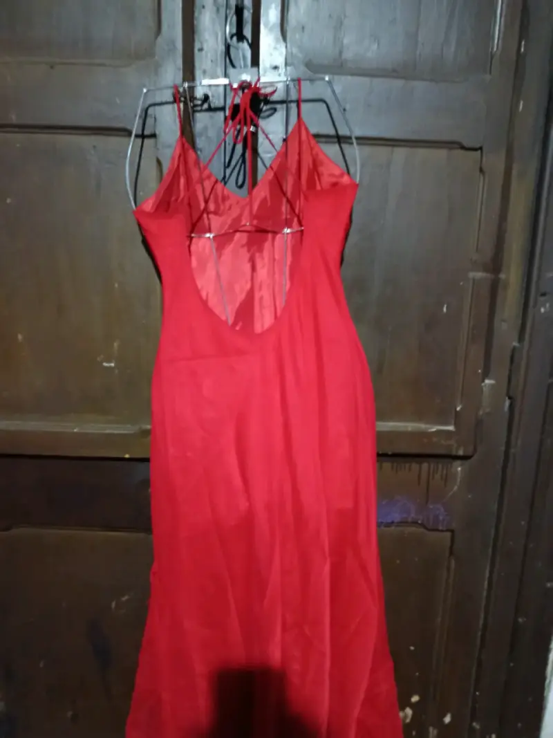 Vestido largo rojo con tirantes y volantes - 2