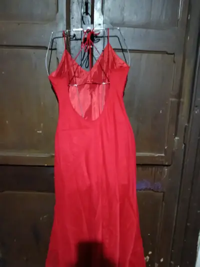 Vestido largo rojo con tirantes y volantes - miniatura 2