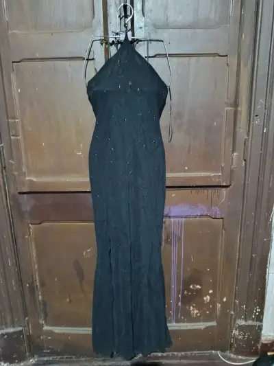 Vestido largo negro con detalles bordados - miniatura 1
