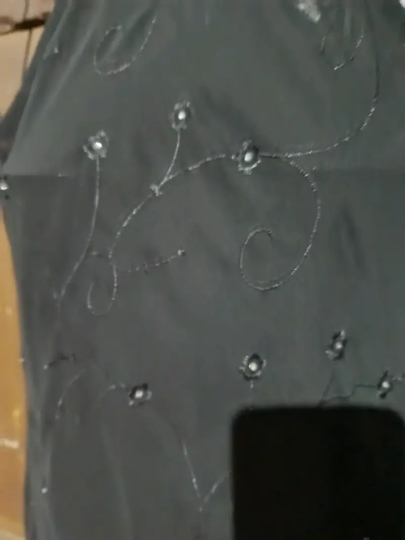 Vestido largo negro con detalles bordados - 2