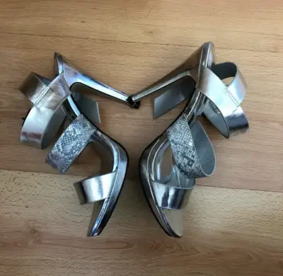Sandalias de tacón plateadas elegantes - miniatura 1