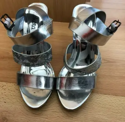Sandalias de tacón plateadas elegantes - miniatura 2
