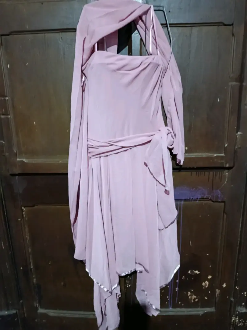 Vestido largo rosa con diseño asimétrico - 1