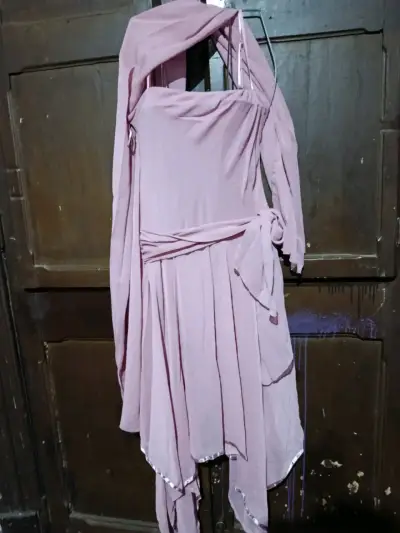 Vestido largo rosa con diseño asimétrico - miniatura 2