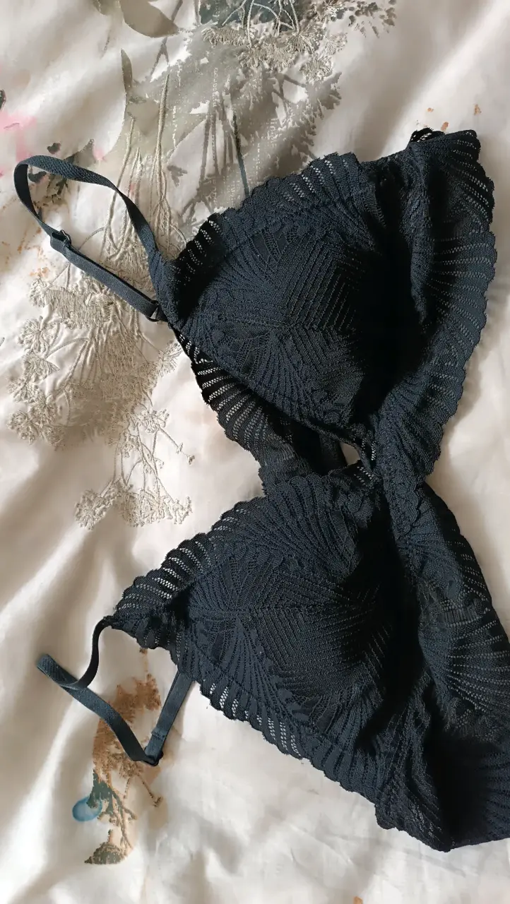 Sostén negro de encaje elegante - 1