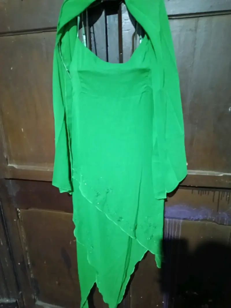 Vestido verde con detalles decorativos - 2