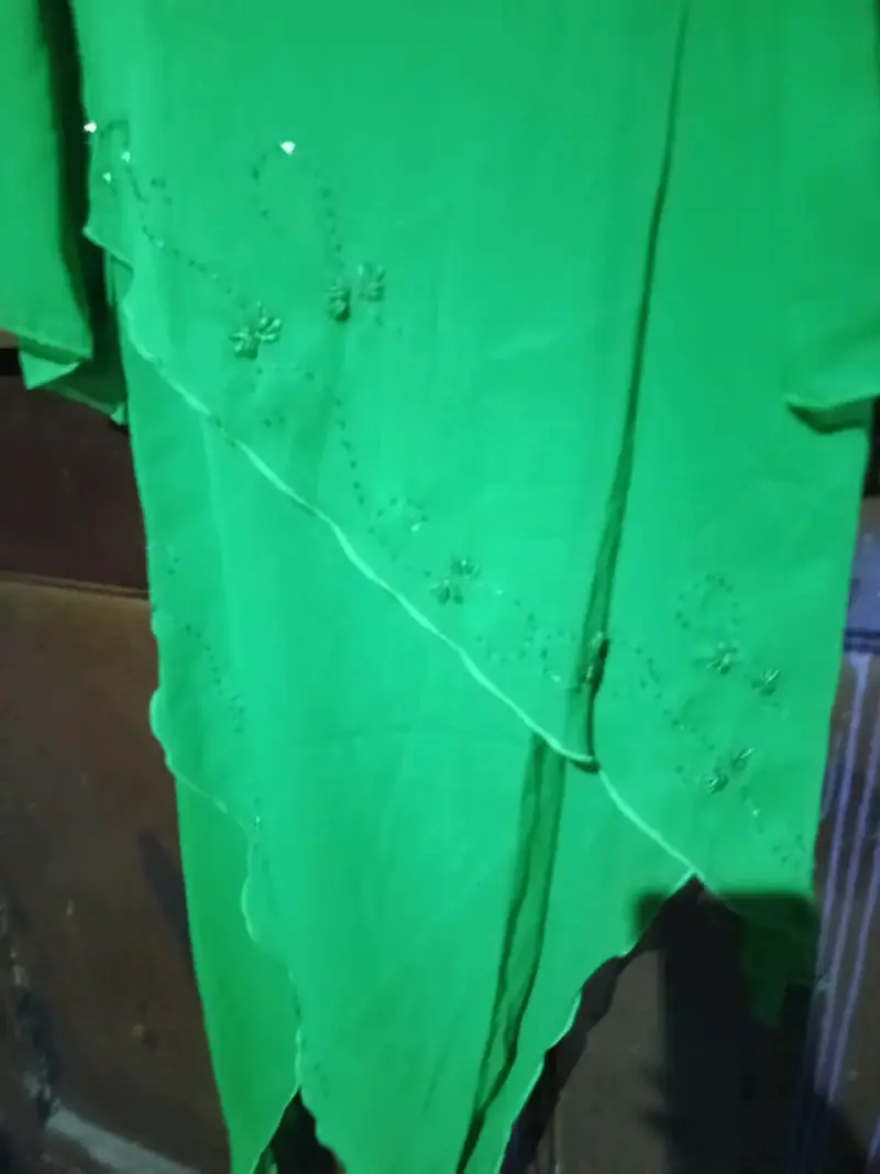 Vestido verde con detalles decorativos - 3