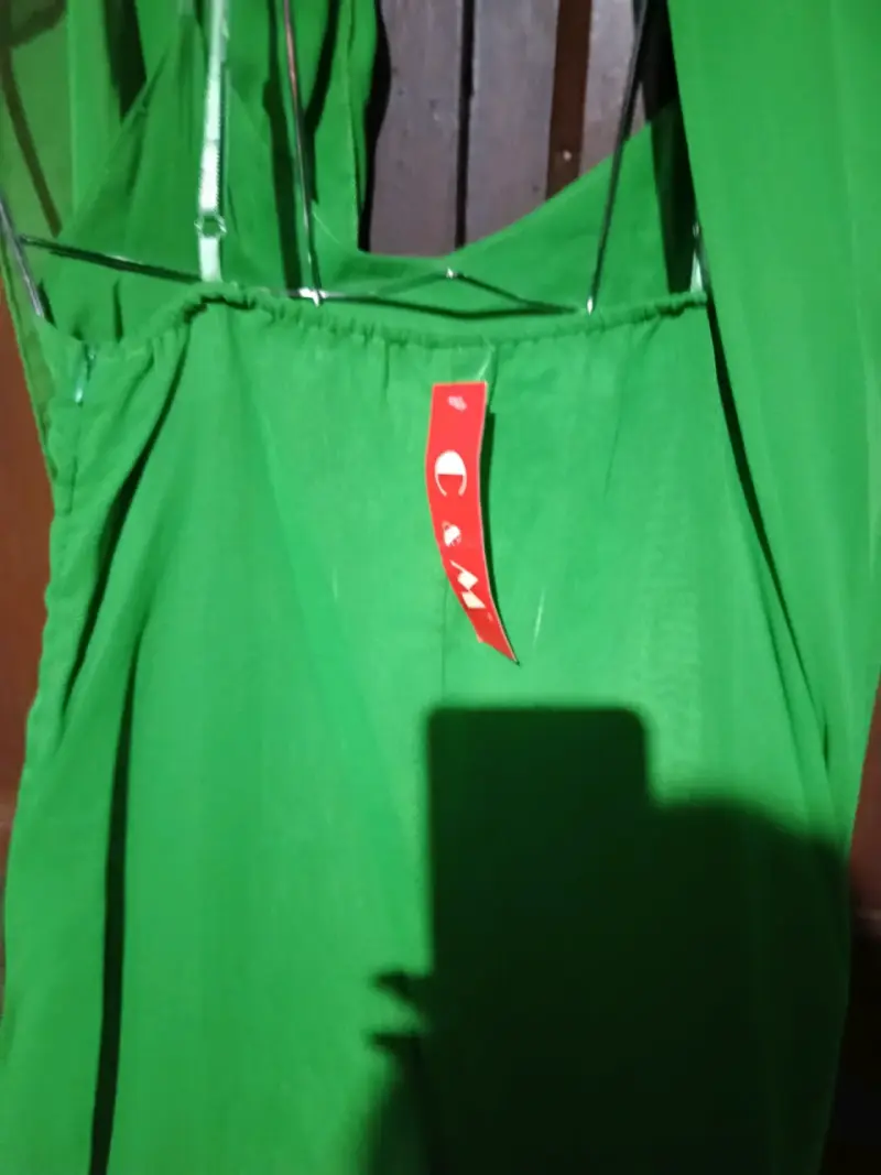 Vestido verde con detalles decorativos - 4
