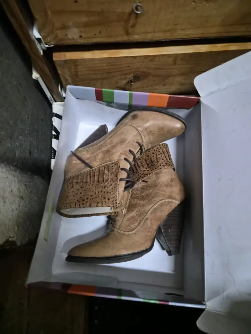 Botines de cuero marrón con tacón alto