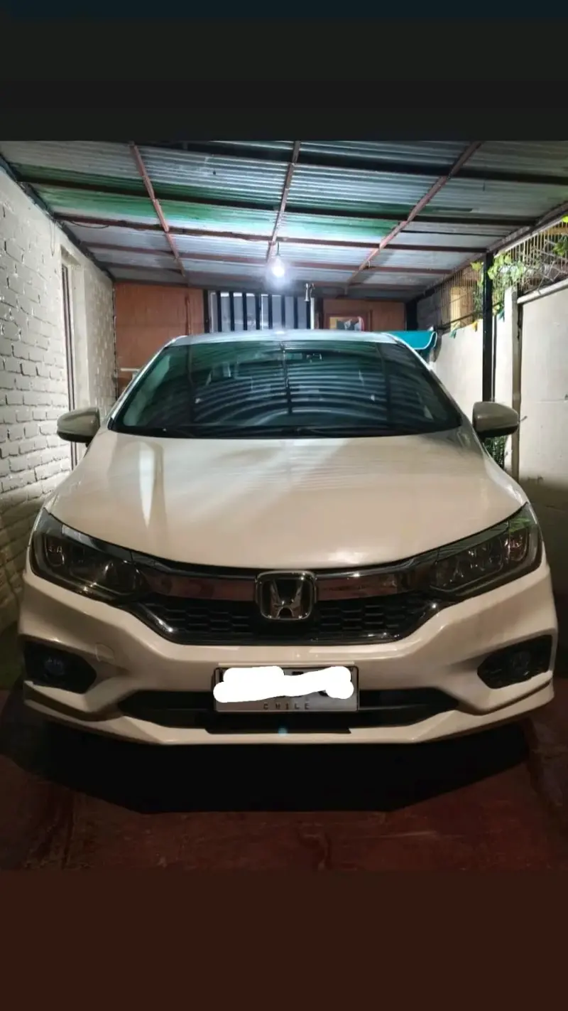 Auto sedán blanco en buen estado - 2