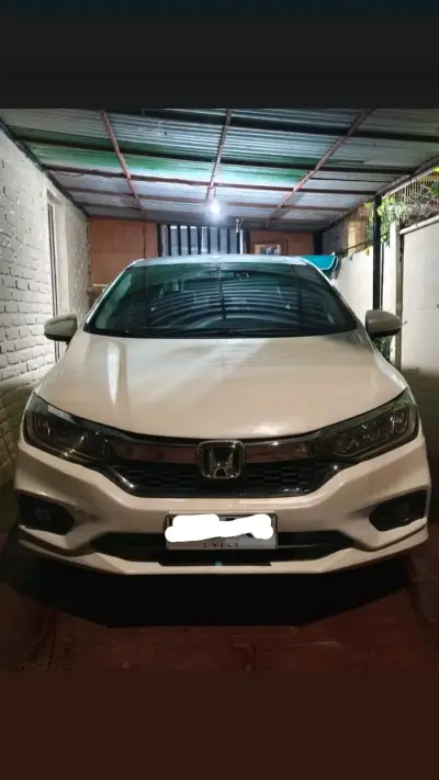 Auto sedán blanco en buen estado - miniatura 2