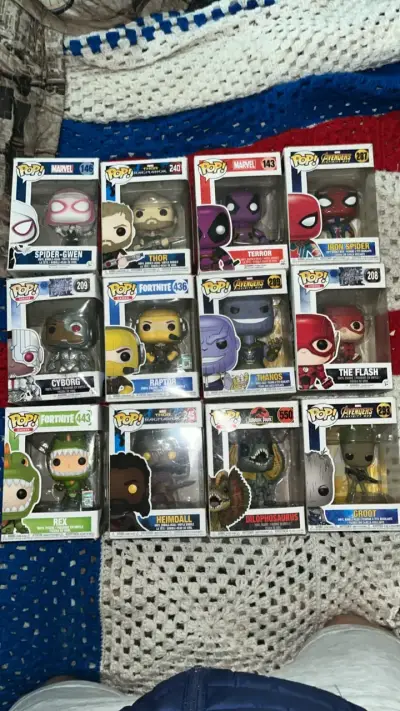 Colección de figuras Funko Pop Marvel y Fortnite - miniatura 1