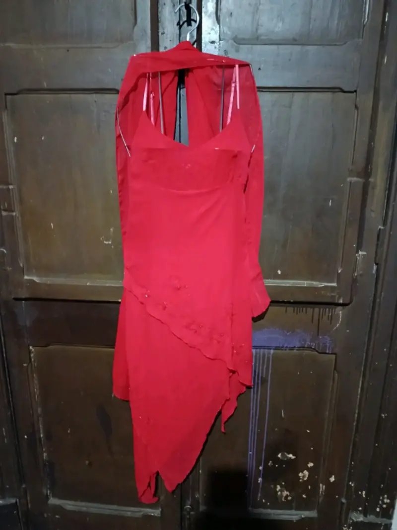 Vestido rojo elegante con detalles florales - 1