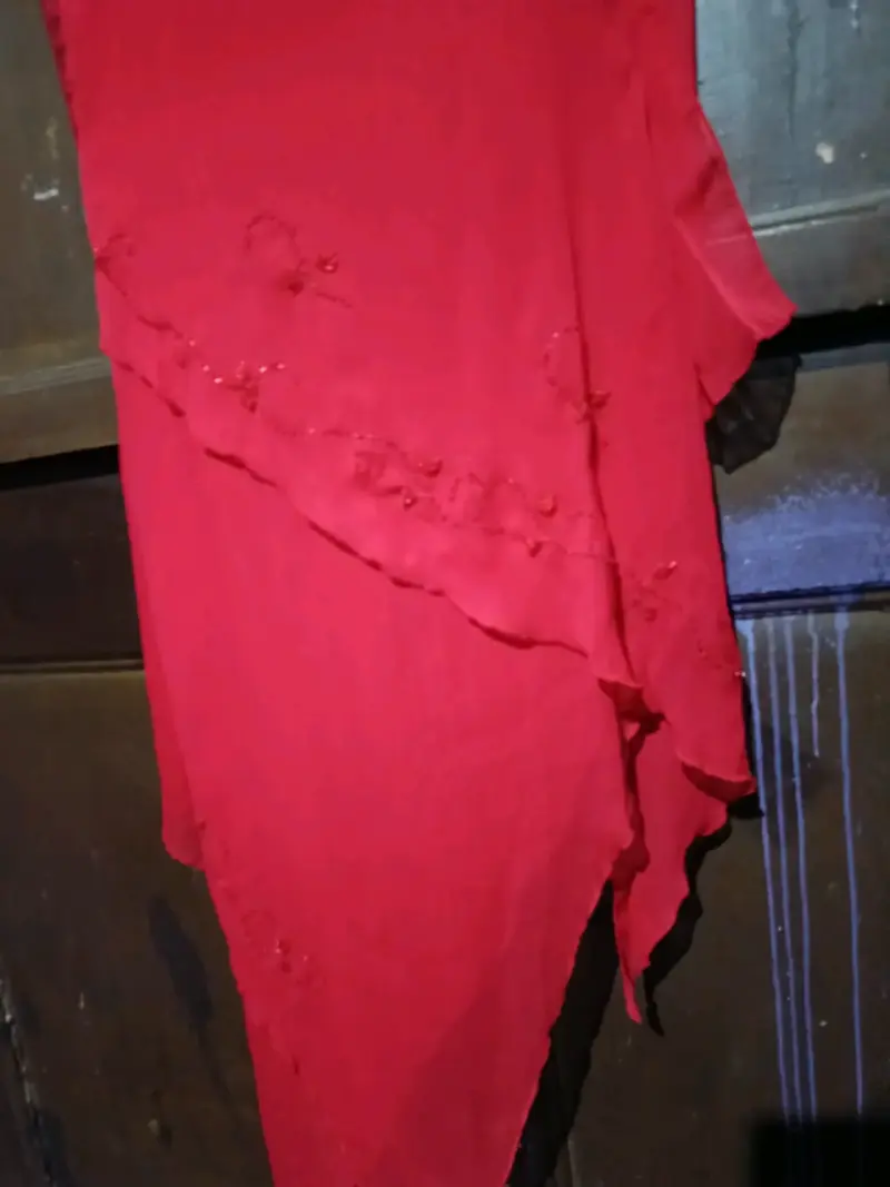 Vestido rojo elegante con detalles florales - 2