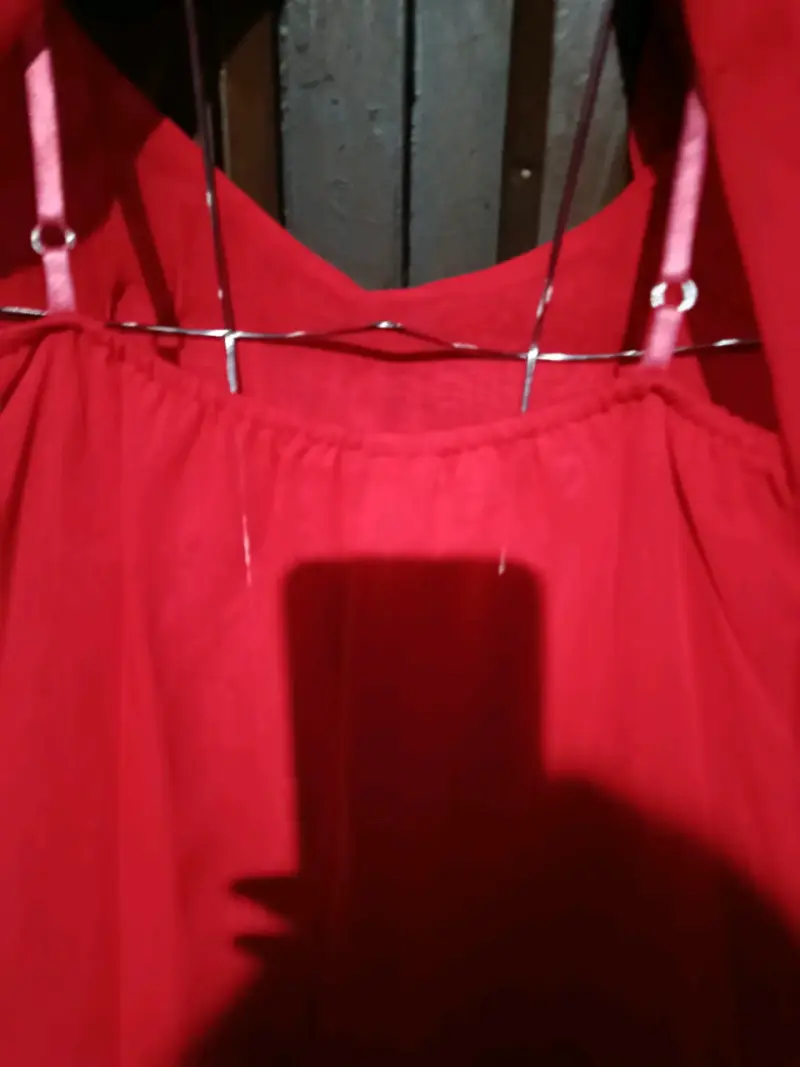 Vestido rojo elegante con detalles florales - 3