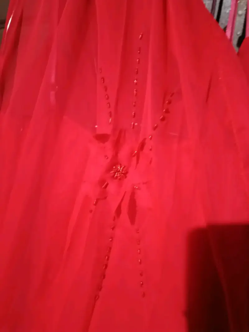 Vestido rojo elegante con detalles florales - 4