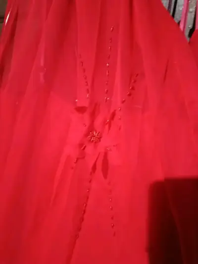 Vestido rojo elegante con detalles florales - miniatura 4