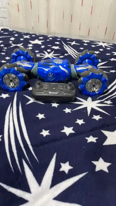 Auto a control remoto azul 2.4GHz - miniatura 4