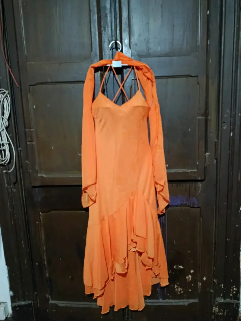Vestido largo naranja con diseño cruzado - 1