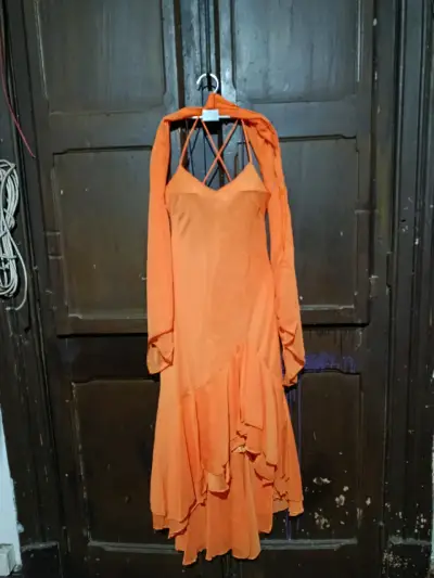 Vestido largo naranja con diseño cruzado - miniatura 1