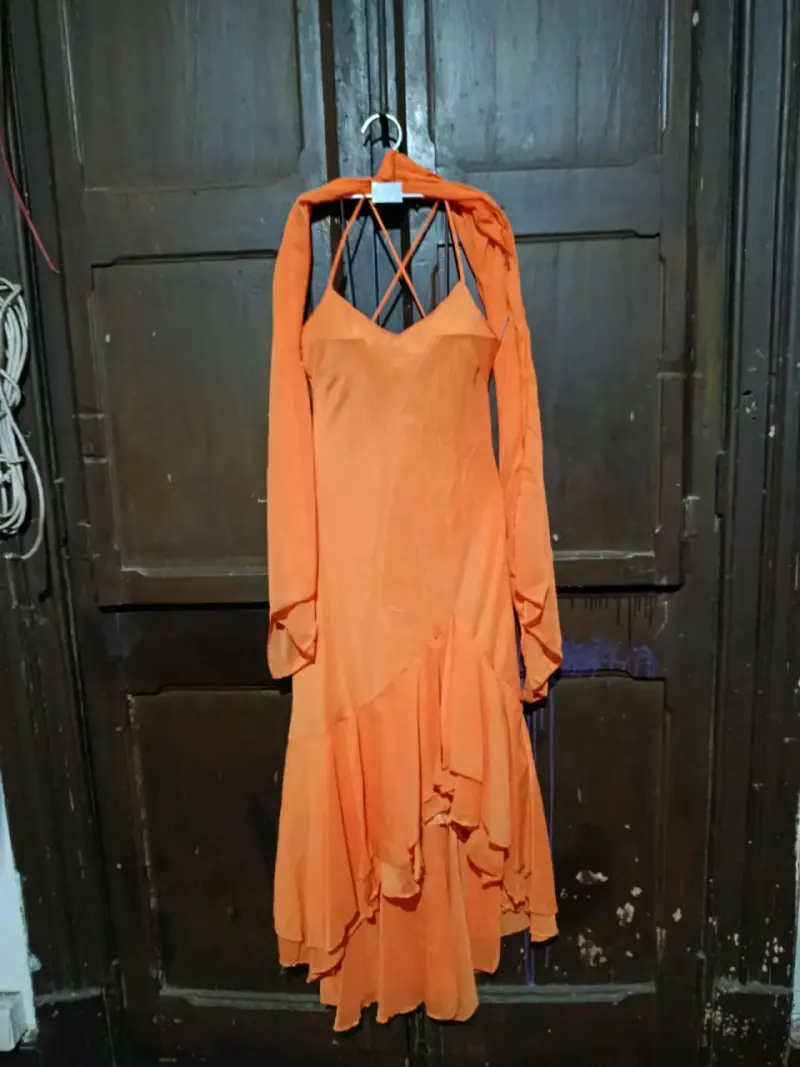 Vestido largo naranja con diseño cruzado - 2