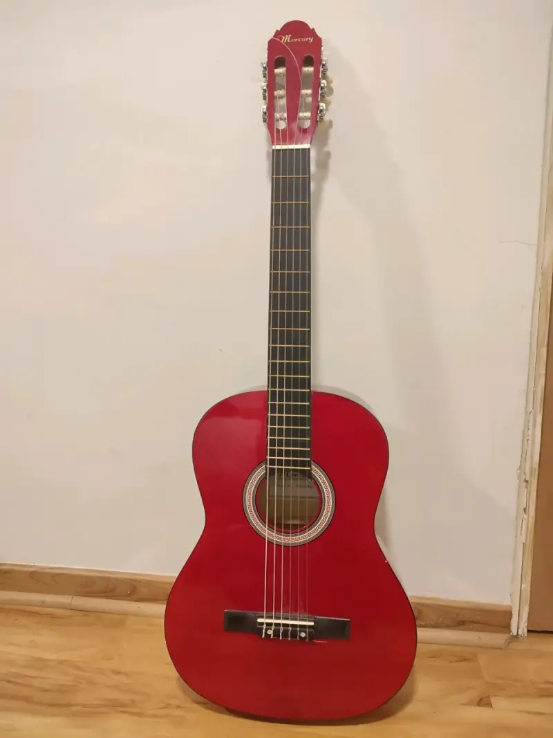 Guitarra clásica roja Mercury con funda - 1